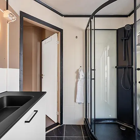 The Blue Door Floor Apartment *